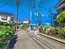 外観：前面道路を含めた現地写真です。