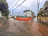 外観：前面道路を含めた現地写真です。