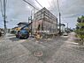 外観：前面道路を含めた現地写真です。