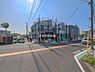 外観：前面道路を含めた現地写真です。