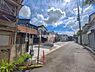 外観：前面道路を含めた現地写真です。