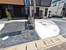 外観：前面道路を含めた現地写真です。