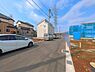 外観：前面道路を含めた現地写真です。