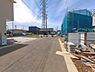 外観：前面道路を含めた現地写真です。