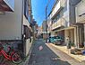 外観：前面道路を含めた現地写真です。