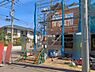 外観：前面道路を含めた現地写真です。