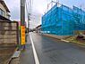 外観：前面道路を含めた現地写真です。