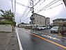 外観：前面道路を含めた現地写真です。