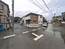 外観：前面道路を含めた現地写真です。