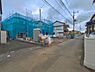 外観：前面道路を含めた現地写真です。