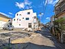 外観：前面道路を含めた現地写真です。