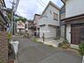 外観：前面道路を含めた現地写真です。