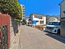 外観：前面道路を含めた現地写真です。