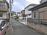 外観：前面道路を含めた現地写真です。