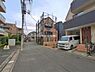 外観：前面道路を含めた現地写真です。