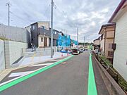 前面道路を含めた現地写真です。
