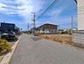 外観：前面道路を含めた現地写真です。