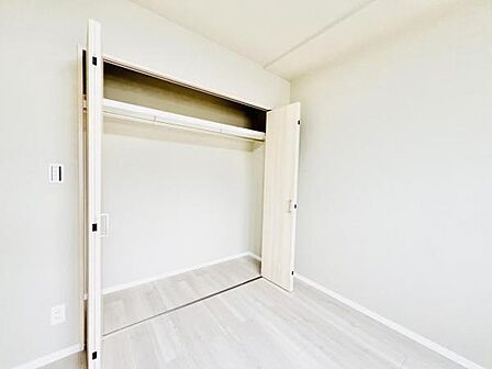 いつでもお部屋をスッキリお使い頂ける収納スペースを設置。