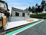 外観：前面道路を含めた現地写真です。ぜひ周辺環境も併せてご覧ください。