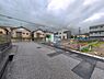 外観：前面道路を含めた現地写真です。