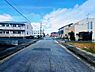 外観：前面道路を含めた現地写真です。