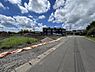 外観：前面道路を含めた現地写真です。