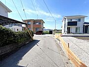 前面道路です。住宅地につき落ち着いた新生活を始められそうです。