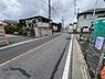 外観：前面道路を含めた現地写真です。