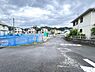 外観：前面道路を含めた現地写真です。