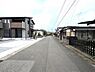外観：前面道路を含めた現地写真です。