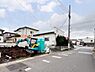外観：前面道路を含めた現地写真です。ぜひ周辺環境も併せてご覧ください。