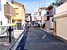 外観：前面道路を含めた現地写真です。