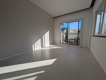 最南の洋室6帖 アクセントクロスでおしゃれな部屋に仕上がりました 南向きで陽当たり良好