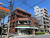 ファミリーマート東日暮里六丁目店 123m