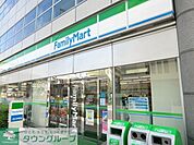 ファミリーマート 徒歩11分。コンビニ 810m