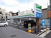 ファミリーマート 徒歩6分。コンビニ 410m