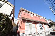 静かな住宅街に立地