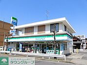 ファミリーマート 徒歩5分。コンビニ 380m