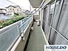 バルコニー：外廊下から住宅街を見渡せます。風通しの良い共用部です。