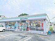 ファミリーマート　奈良鶴舞東町店まで550メートル