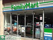 ファミリーマート目黒三田通り店 徒歩7分。 550m