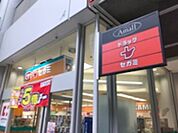 ドラッグセガミ芝浦店 589m