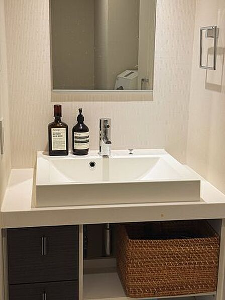 洗面台/ホテルライクにデザインされた洗面台下部収納棚もあり、洗面用具もすっきり収納できます