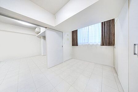 洋室/リビングとつながる洋室は間仕切扉を使用すれば独立したお部屋としても使えます。 ※リフォーム後のイメージ画像です。リフォームには別途費用がかかります。