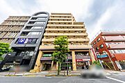 重厚感のあるタイル張りのマンション。新耐震基準マンション。