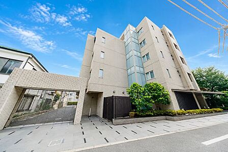 重厚感のあるタイル張りのマンションです。