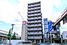 外観：重厚感のあるタイル張りのマンションです。