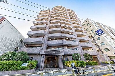 外観：外壁タイル貼りデザインの「ライオンズマンションシリーズ」。平成10年2月築の新耐震基準マンション。