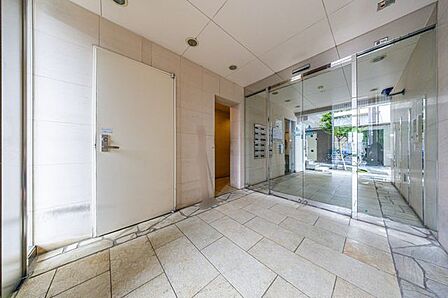 【エントランス】住まいの第一印象を決めるエントランスホール。清潔感もあり、管理の良さがうかがえます。
