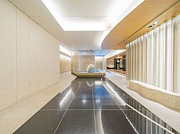 【エントランスホール】住まいの第一印象を決めるエントランスホール。清潔感もあり、管理の良さがうかがえます。